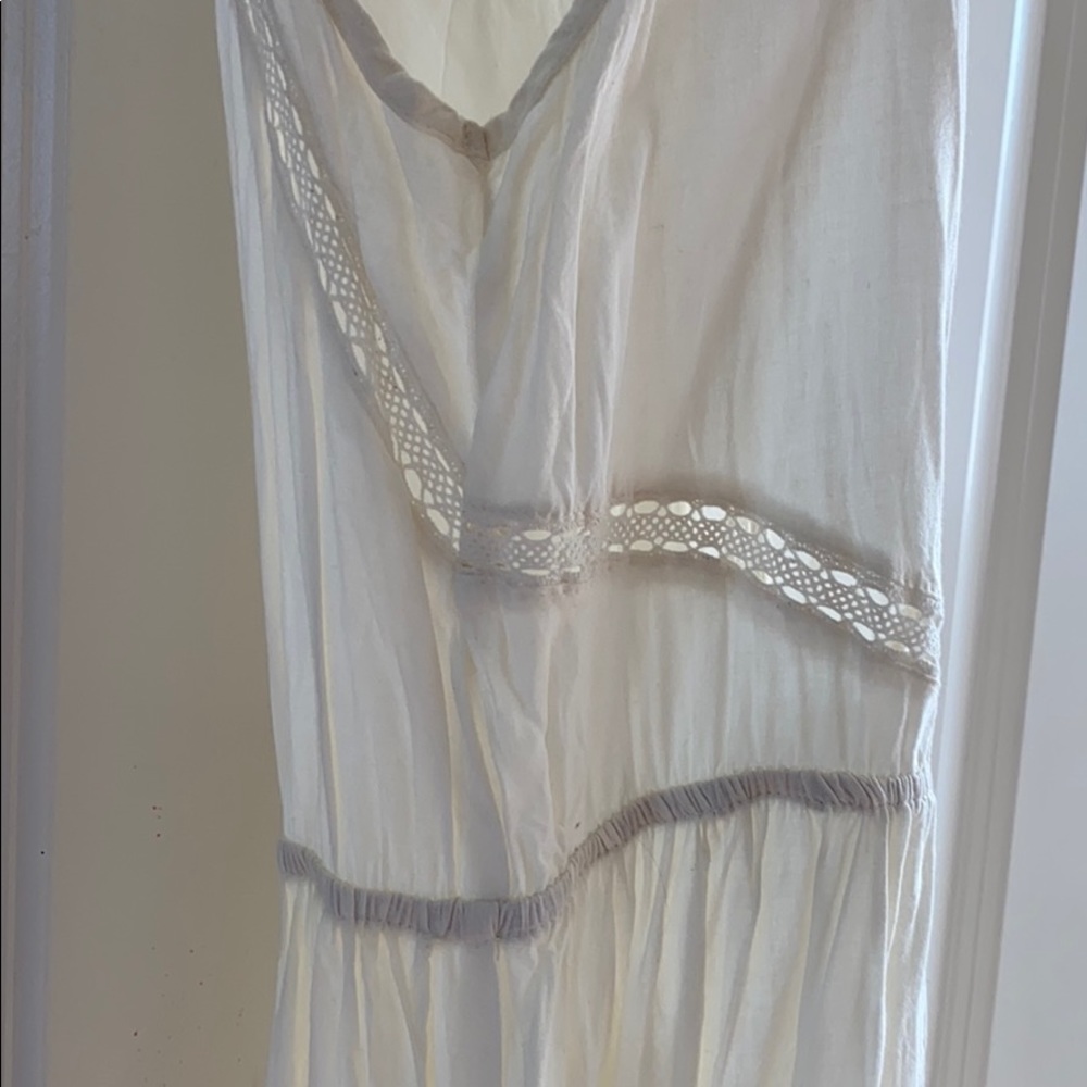 Gorgeous Flowy Dress with hints of lace - Picture 6 of 11